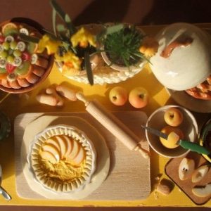 Dettaglio -Tavolo con preparazione di una torta di mele - 2008