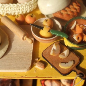 Dettaglio -Tavolo con preparazione di una torta di mele - 2008