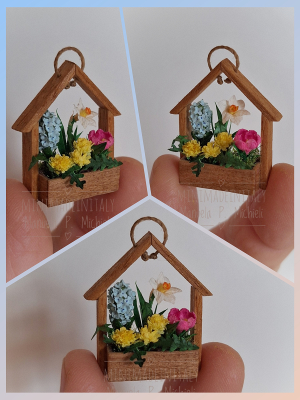 collage di tre foto del Porta fiori a forma di casetta con al suo interno un narciso, un giacinto, un crocus e dei fiori di tarassaco