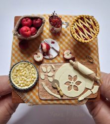 Crust pie preparation table